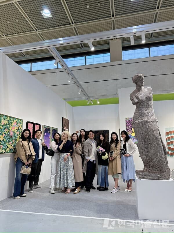 릴리 작가 작품을 전시하는 심진우 기자, 홍익대 문화예술경영대학원 출신 원우 등