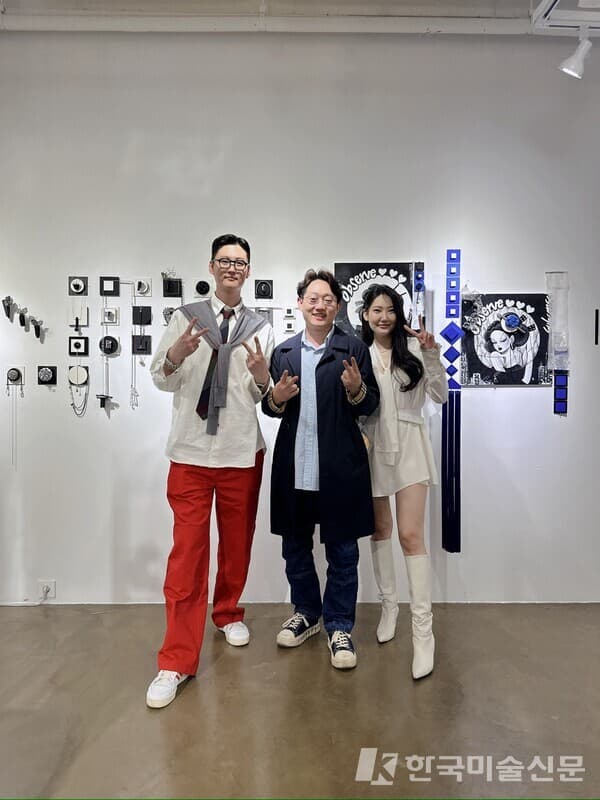 왼쪽부터) 문정욱, 심진우 기자, 조수연 모델