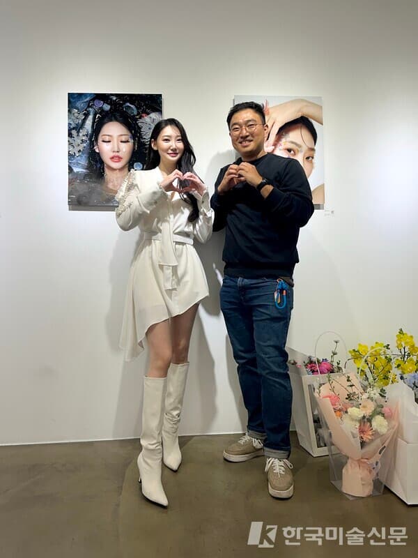 왼쪽부터) 조수연 모델, 석근 작가