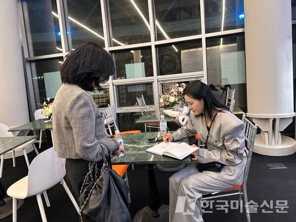 동화책에 싸인중인 자이언제이 작가
