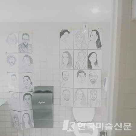 카르티에 재단 개인전, 2021, 사진 출처 =&nbsp;인스타그램 @cesarcez16&nbsp;(롬바르도가 화장실에서 개인전을 할 때, 옆에서는 데미안 허스트(Damien Hirst)의 개인전이 열리고 있었다.)
