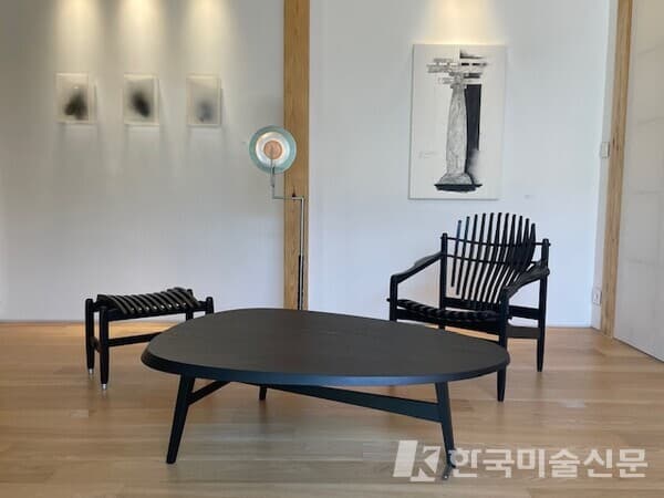 &nbsp;이성미 작가의 기억의 풍경화, 구상우 작가의 바운스, 최준우 작가의 기아와 이클립스 램프 / 체어스 온 더 힐 제공