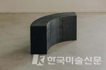 유남권 작가의 지태칠기 커브 시리즈 / 체어스 온 더 힐 제공