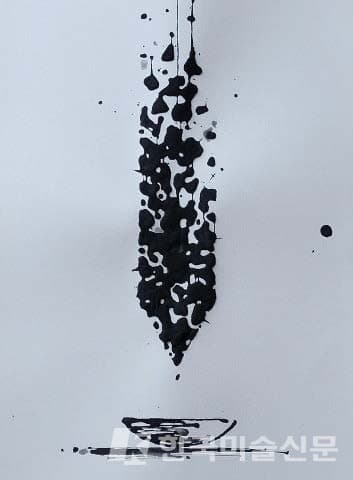 박선기 작가의 무제 / 체어스 온 더 힐