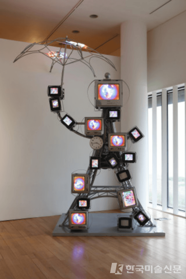 백남준(Nam+June+Paik)_쿠베르탱(小)(Coubertin+(Small+version))_2004_모니터, 스틸, 네온_200x200x250cm_소마미술관 소장