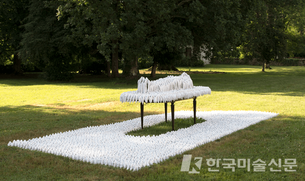 Paysage scénique, Le Banquet(연극적 풍경, 의자), sucre, plâtre, mobilier, 300x700x150 cm, 2022. Abbaye de l'Escaladieu, &copy; Hugo BEL