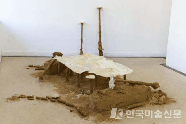 Désinstallation Stalker,(스토커 해체) sucre et sciure, 190x90x120 cm, 2019, Galerie du Haut-Pavé, Paris &copy; Hugo BEL / 스토커 작업 해체 중 발견한 형태