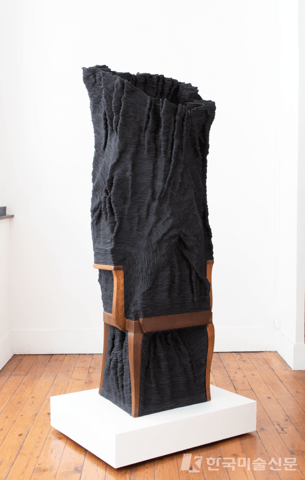 Paysage mental,(정신적 풍경) fauteuil, plâtre, pigment, 160x42x50cm, collection privée, 2024, &copy; Hugo BEL