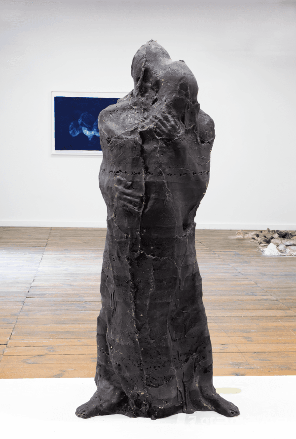 Tandem(짝), sucre massé, pigment noir, 161x80x61 cm, 2023. Maison consulaire, Mende, &copy; Hugo BEL.
