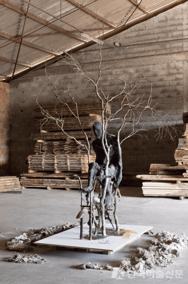 Images-pont #1(이미지-다리 #1), sucre, pigment noir, branches de charme, moto Bécane, 290x160x140 cm, 2023, résidence avec la Maison des Arts Georges et Claude Pompidou &copy; Hugo BEL
