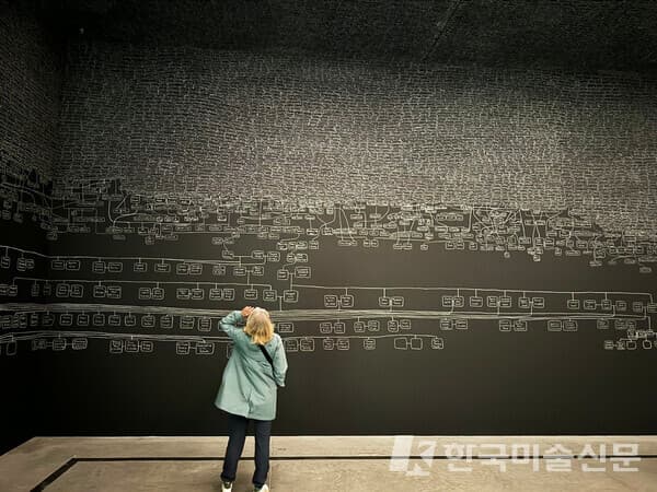 호주관 전시 전경. 사진. 이소이 기자 / 중간에 빈 칸이 보인다.
