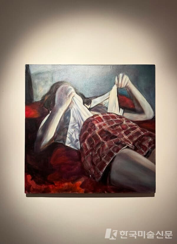 Iva Lulashi,&nbsp;Qualunque sia il suo nome&nbsp;(Whatever its Name is), 2021.&nbsp;Oil on canvas, 69 x 69 cm, 사진. 이소이 기자