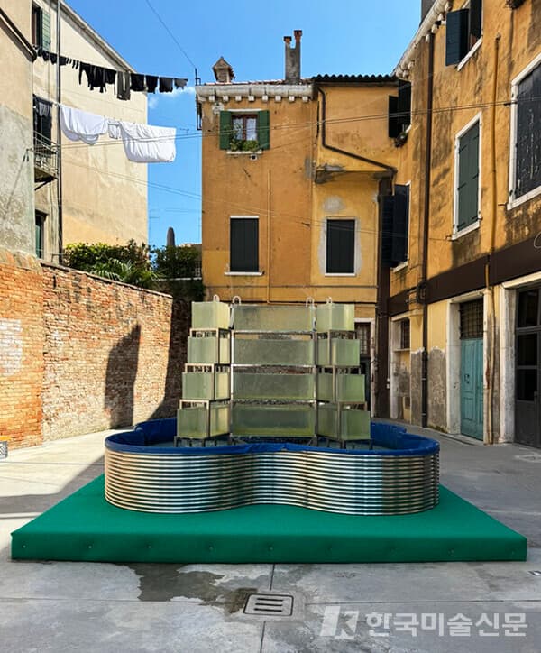 &lsquo;TREVOR YEUNG : Courtyard of Attachments, Hong Kong in Venice&rsquo; 전시 입구. 사진. 이소이 기자