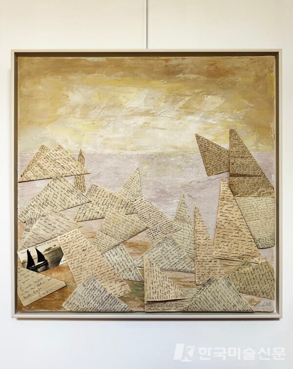 Fraco Carletti, Vele d'amore (dal iclo In volo sulle lettere di mio padre), 2024, lettere e acrilico su resina, 80 x 80 cm. 사진. 이소이 기자