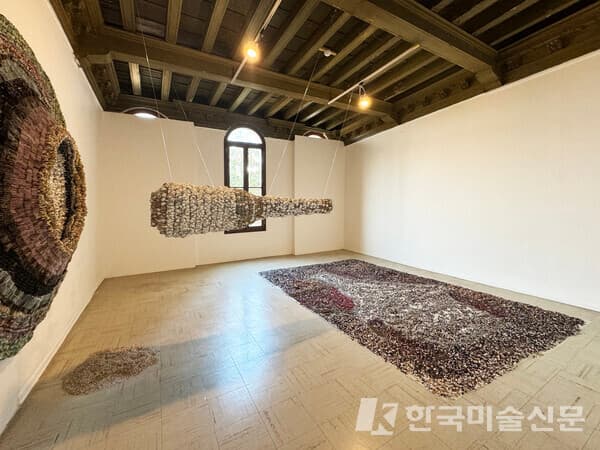 짐바브웨관 전시중&nbsp;모파트 타카디와(Moffat Takadiwa) 작품들. 사진. 이소이 기자.