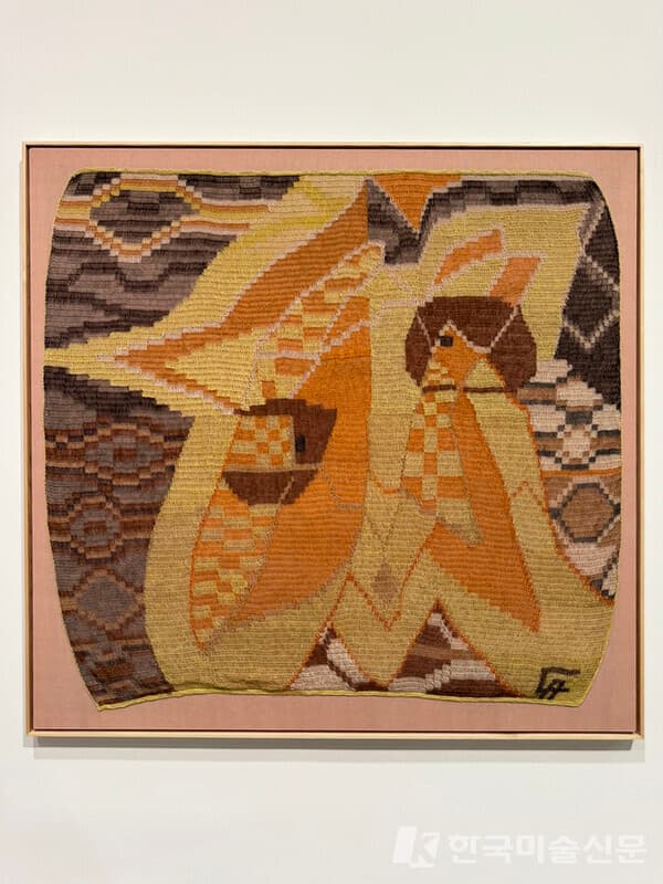 Claudia&nbsp;Alarc&oacute;n, Kates tsinhay, Hand-spun chaguar fibre, natural dyes from the native forest, woven fabric, "yica" stich, 2023, Arsenale, La Biennale di Venezia.&nbsp; 사진. 이소이 기자