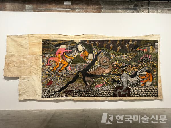 Santiage Yahuarcani, El mundo del agua, Natural pigments and acrylic on llanchama, 2024, Arsenale, Biennale di Venezia.&nbsp; 사진. 이소이 기자