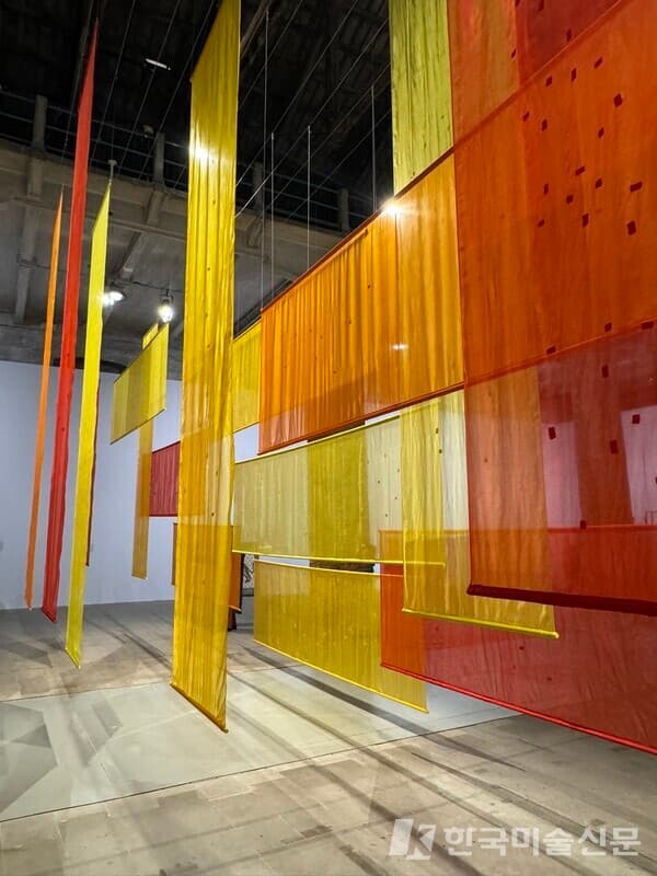Dana Awartani, Come, Let me Heal Your Wounds, Let me Mend Your Broken Bones, Darning on medicinally dyed silk, 2024, Arsenale, La Biennale di Venezia.  사진. 이소이 기자
