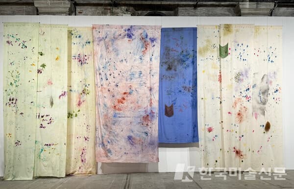 Agnes Waruguru, Incomprehensible Weather in The Head, Acrylic ink, acrylic paint, indian ink, natural pigments, saffron, soft pastel and charcoal on cotton and glass beads,&nbsp;2024, Arsenale, La Biennale di Venezia.&nbsp; 사진. 이소이 기자