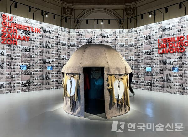 지아르디니관 입구에서 관객을 맞이하는 닐 얄터의 작업 전시 전경,&nbsp;Giardini, La Biennale di Venezia.&nbsp; 사진. 이소이 기자