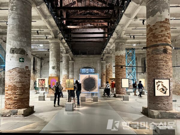 Nucleo Storico Italians Everywhere(주요 역사, 어디든 이탈리아인이 있다) 전시 전경,&nbsp;Giardini, La Biennale di Venezia.&nbsp; 사진. 이소이 기자