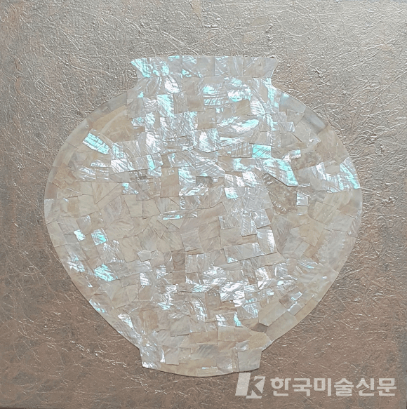 Memory of the Moon-2413 / 50.0 x 50.0 cm / Mixed media (2024) / 갤러리몸 제공