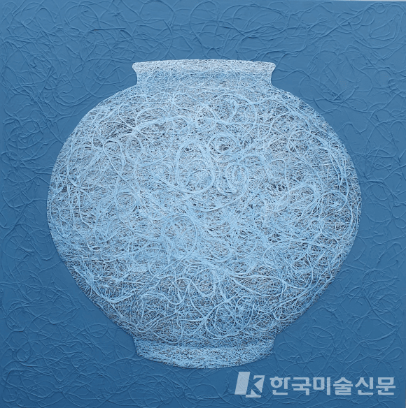 Memory of the Moon 2412 / 90.0 x 90.0 cm / Mixed media (2024) / 갤러리몸 제공