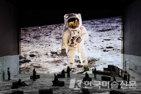 라이트룸 서울이 &lsquo;더문워커스: 톰 행크스와 함께하는 여정&rsquo;을 개최한다(제공: 라이트룸 서울)