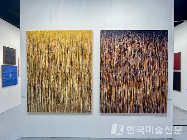 쿤스 갤러리 부스에 있는 김환 작가의 작품