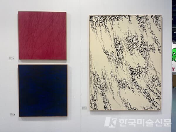쿤스 갤러리 부스에 있는 정보람 작가의 작품
