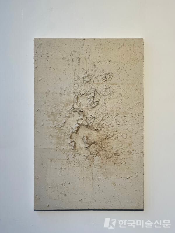GHEEM Sookyoung, Cycle II, 2024, terre &agrave; raku, fa&iuml;ence, 79 X 50.9 cm,&nbsp;사진. 진승우 기자