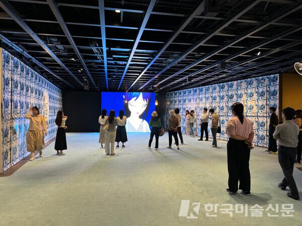M2 1층 전시전경. 사진. 이소이 기자. 가운데 영상 작업이&nbsp;'&part;A'이다.