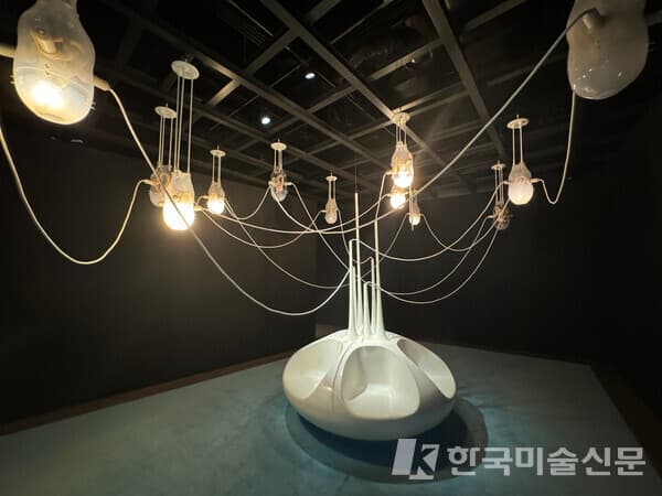 피에르 위그, 필립 파레노, M/M, 루미나리에, 2001. 사진. 이소이 기자
