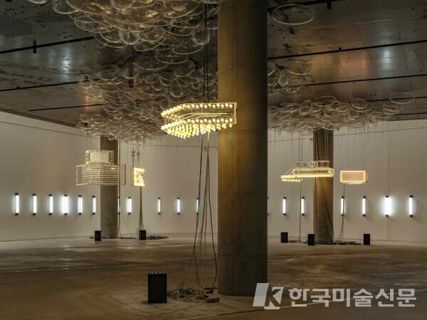 그라운드 갤러리 전시 전경. 기둥들에 설치된 작업이 '차양'연작이다. 사진. 홍철기. 제공=리움 미술관 제공
