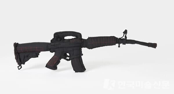 사진제공 : 갤러리플래닛, 부드러운M4, 중고양복바지한벌, 실, 솜, 나무바느질, 95&times;28&times;11cm, 2015