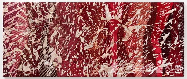 사진제공 : 갤러리플래닛, 채끝살_니들드로잉, 붉은 넥타이, 실, 자수,&nbsp; 90x220cm, 2016-2018