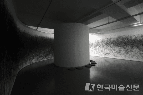 김도희_빛선소리, 2024, 목탄, 사운드드로잉설치(ⓒ성북예술창작터, 사진 최철림)