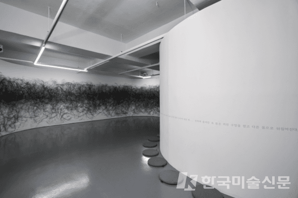김도희_빛선소리, 2024, 목탄, 사운드드로잉설치(ⓒ성북예술창작터, 사진 최철림)