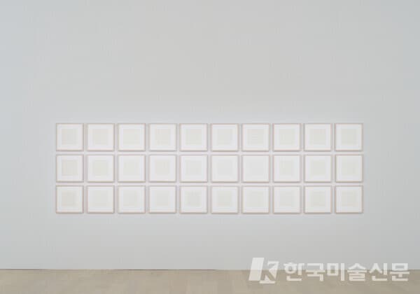 〈어느 맑은 날〉, 1973, 일본 종이에 실크스크린 프린트 포트폴리오 30점, 30.5 x 30.5 cm (각), 페이스 갤러리 &copy; Estate of Agnes Martin Artists Rights Society (ARS), New York &ndash; SACK, Seoul