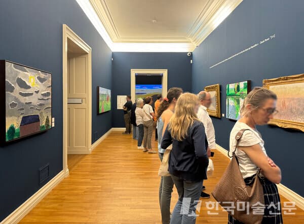 두 번째 전시실 전경, 가운데 모네의 작품이 보인다.&nbsp;[사진 = 이소이]