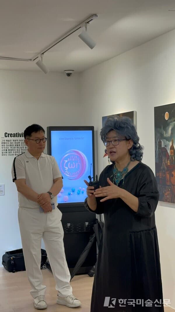 [사진=전시 설명하는 김혜정 관장, 좌)엘리다니작가, 우)김혜정 관장]