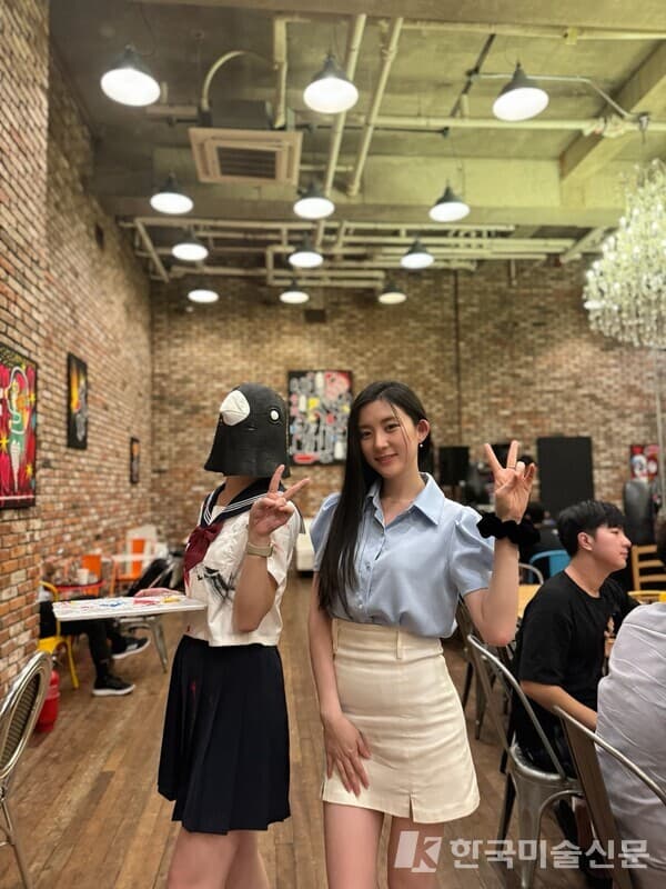 [사진=전시장을 방문한 김송이 이사, 위플]