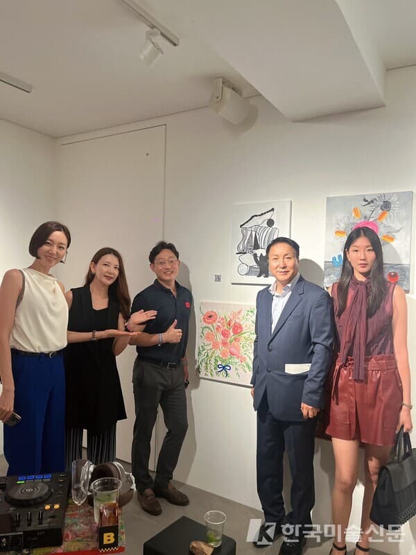[사진=전시장을 방문한 관람객, 왼쪽부터) 이지원 대표(미러웍스), 장자윤 대표(JPLACE), 심진우 작가, 김종근 평론가, 이명진 박사(미러웍스)]