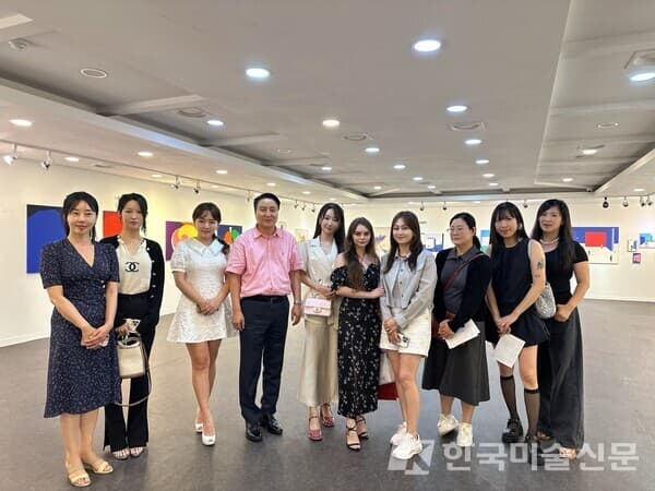 [사진= 왼쪽부터) 이소윤, 김아름, 윤송아, 김종근 평론가, 아세움, 마리아C, 최고은, 이경화, 김보민, 오정 작가
