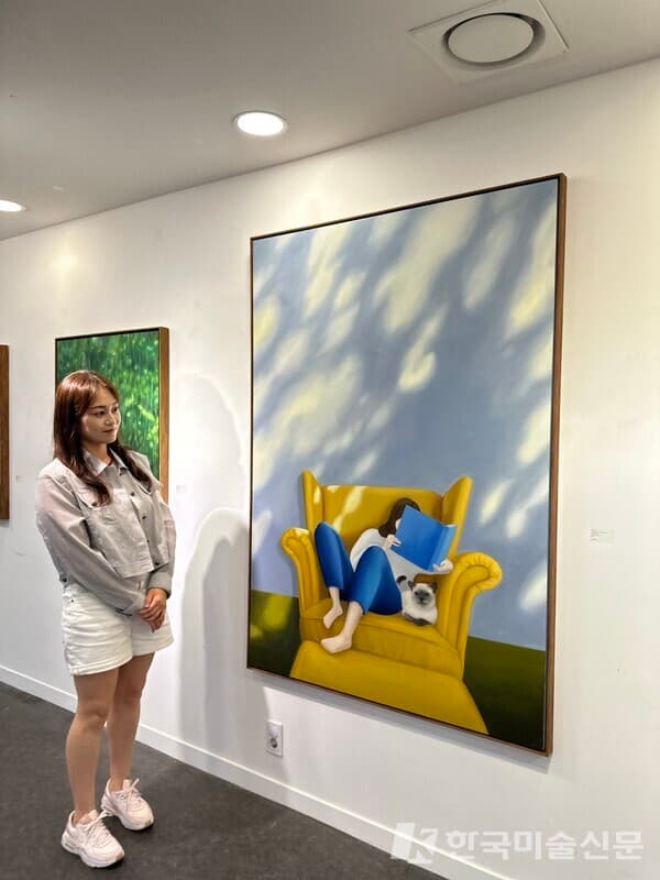 [사진= 최고은 작가 작품 앞에 서있는 최고은 작가]