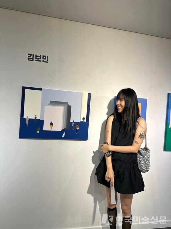 [사진= 김보민 작가 작품 앞에 서있는 김보민 작가]