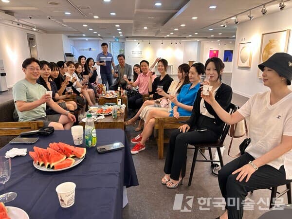 [사진= 인사아트프라자갤러리에 모인 10명의 미녀작가, 김종근 평론가외에 관계자들]