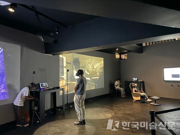 콜튼의 작품 전경, 관객이 가상현실에 몰입할 수 있다. [사진=이소이 기자]