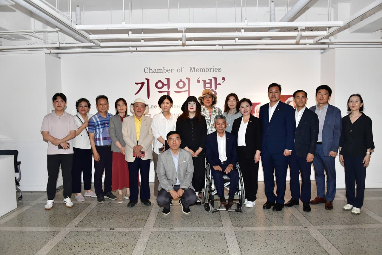 광주광역시의회 환경복지위원회 최지현 위원장을 비롯한 위원들은 '2024년 기림의 날'을 맞아 2일 오후 전일빌딩245 시민갤러리에서 열린 위안부 피해자 초상화 전시회를 관람하고 추모의 시간을 가졌다.