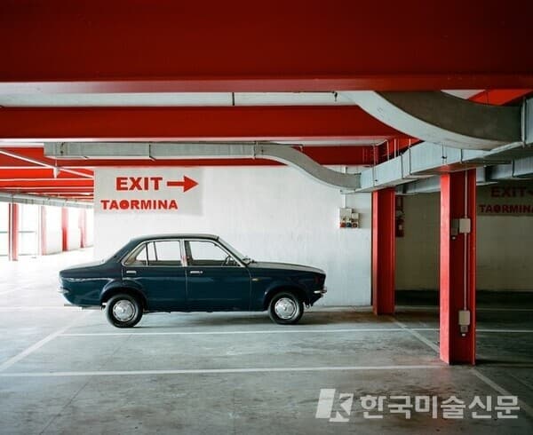 Forgotten corner, 44.8 x 55 cm, 2018 (Mark Forbes) / 아줄레주 갤러리 제공